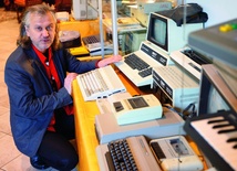 Adam Mankiewicz prezentuje swoją kolekcję w radzionkowskim Muzeum Chleba.