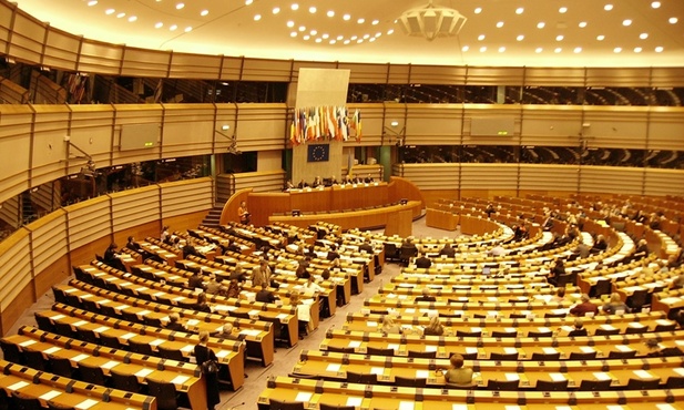Europarlament poparł wydawanie certyfikatów szczepionkowych w UE