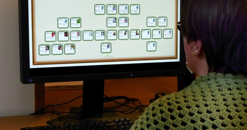 Programy komputerowe ułatwiają  konstruowanie rodzinnego drzewa.