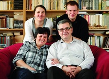 Jolanta i Andrzej Sznajderowie z dziećmi Jadzią i Jakubem.