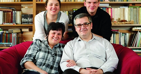 Jolanta i Andrzej Sznajderowie z dziećmi Jadzią i Jakubem.