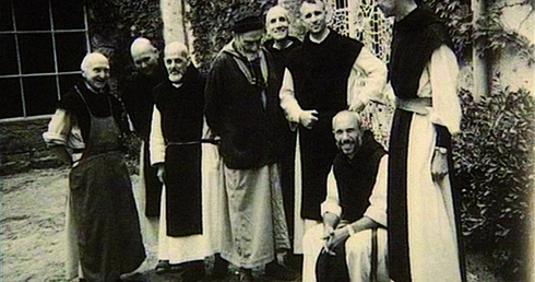 Jedno z archiwalnych zdjęć mnichów z Tibhirine, zrobione w latach 90. XX wieku.
