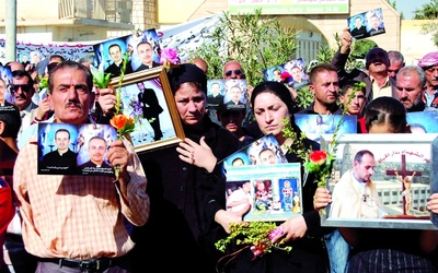 Katolicy z Bagdadu z fotografiami osób zamordowanych podczas krwawego ataku w czasie Mszy św.  w katedrze 1 listopada 2010 r.