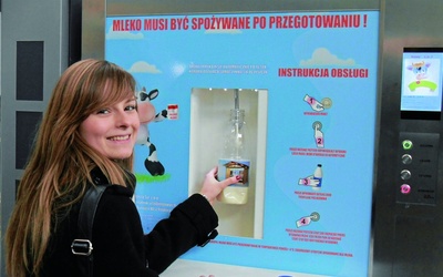 Pierwszy w Warszawie automat, w którym można kupić mleko, pojawił się w Hali Mirowskiej.