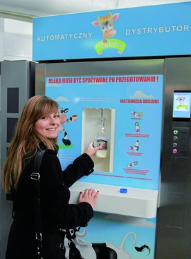 Pierwszy w Warszawie automat, w którym można kupić mleko, pojawił się w Hali Mirowskiej.