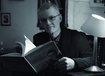Krzysztof Kolberger (1950-2011) z książką "Przypadek nie-przypadek".