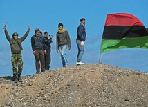 Libia: Powstańcy się wycofują