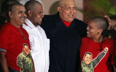 Zwolennicy Chaveza golą głowy