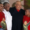 Zwolennicy Chaveza golą głowy