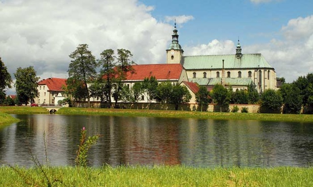 Pocysterski kościół, staw i pozostałości jemielnickiego klasztoru