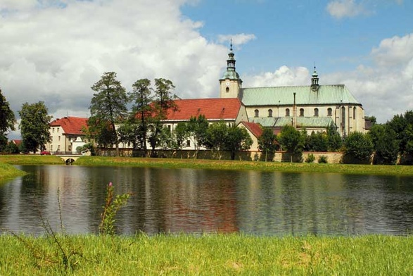 Pocysterski kościół, staw i pozostałości jemielnickiego klasztoru