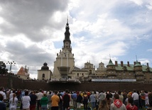 Tysiące pielgrzymów przybywają