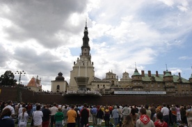 Tysiące pielgrzymów przybywają