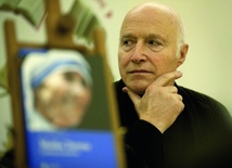 Ksiądz Leo Maasburg był bliskim współpracownikiem Matki Teresy z Kalkuty, jej spowiednikiem, specjalnym wysłannikiem do ZSRR i na Kubę. Przygotowywał jej beatyfikację.