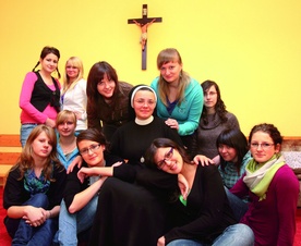 Siostra Laura z dziewczynami z bursy w Cieszynie.