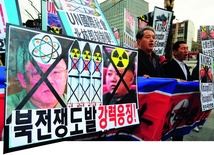 Protest przeciwko wznowieniu przez Koreę Północną programu jądrowego w ośrodku Jongbion.