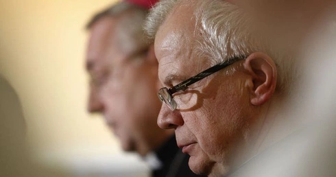 Biskupi ucinają dyskusję o intronizacji 