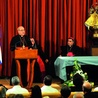 Kard. Jaime Ortega (z lewej) przemawia, otwierając seminarium.