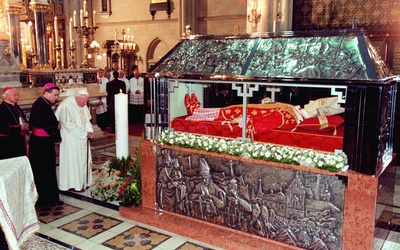 Jan Paweł II przy relikwiach bł. kard. Stepinaca w katedrze w Zagrzebiu 2.10.1998 r.