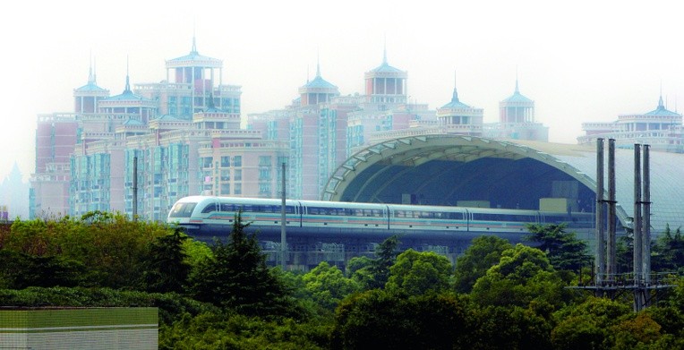 Dworzec Longyang. Pociąg rusza, bierze pierwszy zakręt i... pędzi ponad 430 km/h.