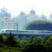 Dworzec Longyang. Pociąg rusza, bierze pierwszy zakręt i... pędzi ponad 430 km/h.