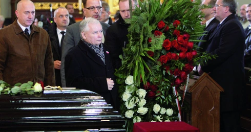 Pogrzeb Marka Rosiaka, choć uczestniczyli w nim przedstawiciele wszystkich partii, nie przyczynił się do pojednania między PiS i PO.