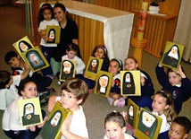 Brazylijskie dzieci z namalowanymi przez siebie portretami nowej błogosławionej.
