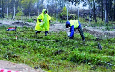 Polscy archeolodzy podczas prac na miejscu katastrofy prezydenckiego samolotu pod Smoleńskiem.