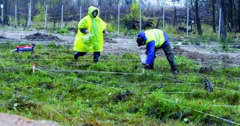 Polscy archeolodzy podczas prac na miejscu katastrofy prezydenckiego samolotu pod Smoleńskiem.