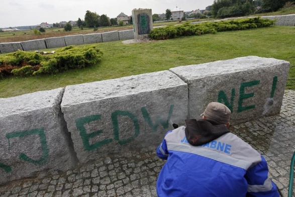 Konieczny monitoring pomnika w Jedwabnem