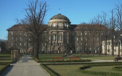 Poznańska uczelnia uległa szantażystom