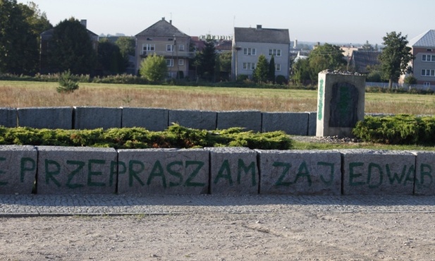 Modlitwy przy pomniku w Jedwabnem