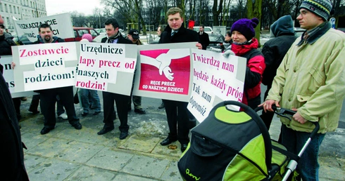 Przeciw antyrodzinnej ustawie wprowadzonej przez polityków, wiosną protestowali rodzice.