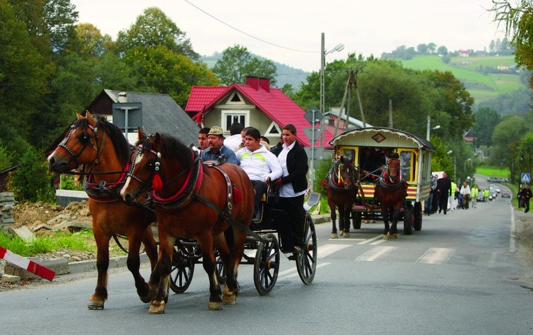 Limanowa. 19.09.2010 r. W pielgrzymce uczestniczył tradycyjny tabor cygański.