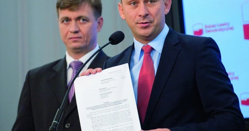 Lider SLD prezentuje w Sejmie zapytanie do Trybunału Konstytucyjnego w sprawie działalności Komisji Majątkowej.