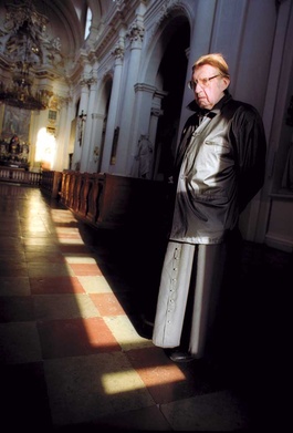 Obraz ks. Jana Twardowskiego w książce Magdaleny Grzebałkowskiej daleki jest od hagiografii