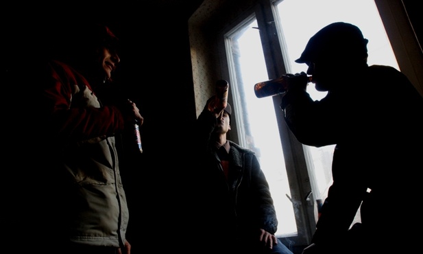 Młodzież zagląda do kieliszka