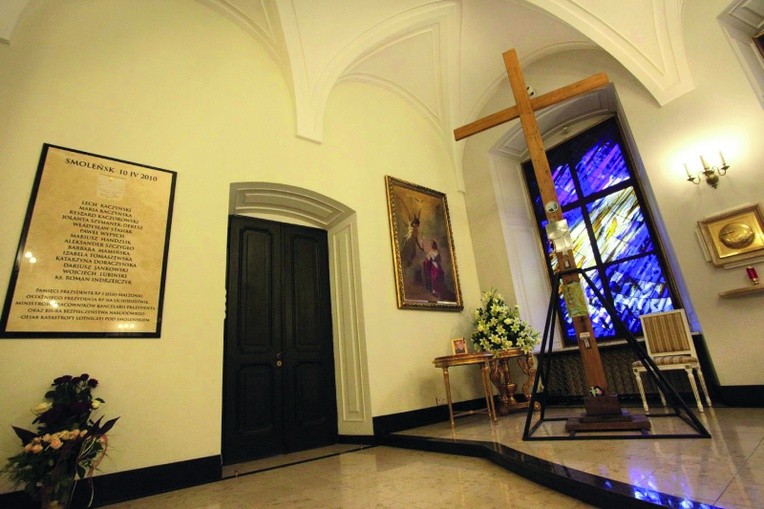 Krzyż, który od 15 kwietnia stał przed  Pałacem Prezydenckim, został przeniesiony do kaplicy w pałacu