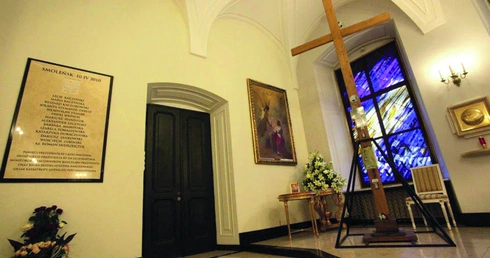 Krzyż, który od 15 kwietnia stał przed  Pałacem Prezydenckim, został przeniesiony do kaplicy w pałacu