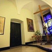 Krzyż, który od 15 kwietnia stał przed  Pałacem Prezydenckim, został przeniesiony do kaplicy w pałacu