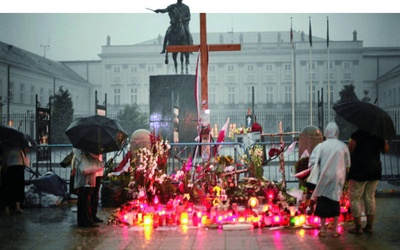 Krzyż przed Pałacem Prezydenckim.