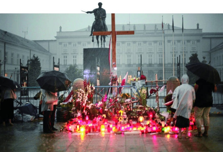 Krzyż przed Pałacem Prezydenckim.