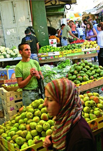 Suk – nieodłączny element arabskiego świata. Na zatłoczonych targach mieszają się aromaty przypraw, owoców i mocnej kawy.