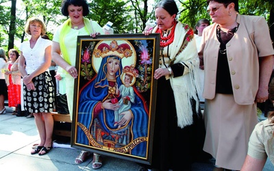 Janina Walczakowa-Budzicz (druga od prawej), malarka z Zakopanego, przyniosła w darze ołtarza namalowany przez siebie na szkle obraz Matki Boskiej Piekarskiej.