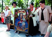 Janina Walczakowa-Budzicz (druga od prawej), malarka z Zakopanego, przyniosła w darze ołtarza namalowany przez siebie na szkle obraz Matki Boskiej Piekarskiej.