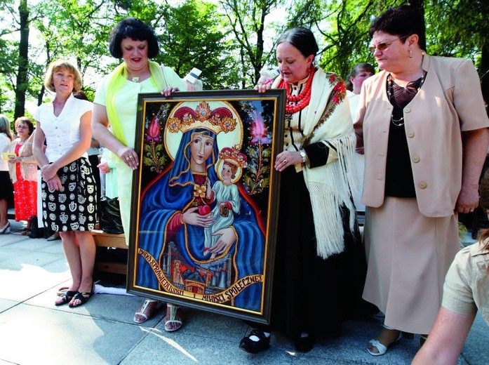 Janina Walczakowa-Budzicz (druga od prawej), malarka z Zakopanego, przyniosła w darze ołtarza namalowany przez siebie na szkle obraz Matki Boskiej Piekarskiej.