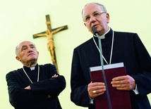 Abp Kazimierz Nycz i bp Stanisław Budzik zaprezentowali wspólne stanowisko Prezydium Episkopatu i metropolity warszawskiego na temat sporu o krzyż pod Pałacem Prezydenckim.
