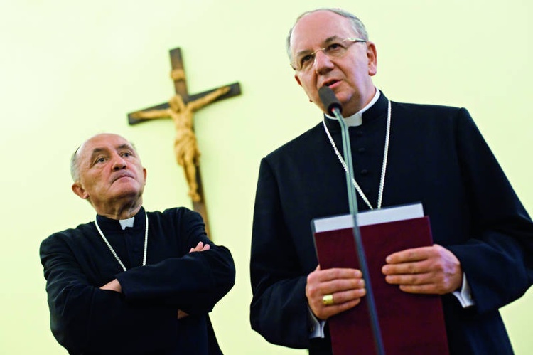 Abp Kazimierz Nycz i bp Stanisław Budzik zaprezentowali wspólne stanowisko Prezydium Episkopatu i metropolity warszawskiego na temat sporu o krzyż pod Pałacem Prezydenckim.