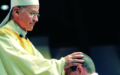 51-letni ks. Paul Chaim Benedicta Schenck przyjął święcenia kapłańskie 12 czerwca br. z rąk bp. Victora Galeone.