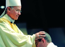 51-letni ks. Paul Chaim Benedicta Schenck przyjął święcenia kapłańskie 12 czerwca br. z rąk bp. Victora Galeone.